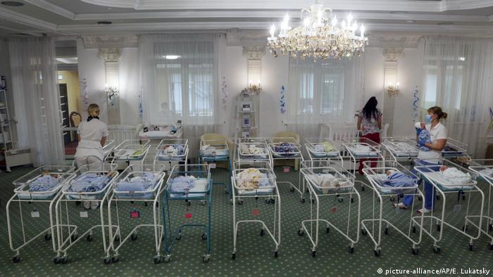 Χάος με παρένθετες μητέρες στην Ουκρανία